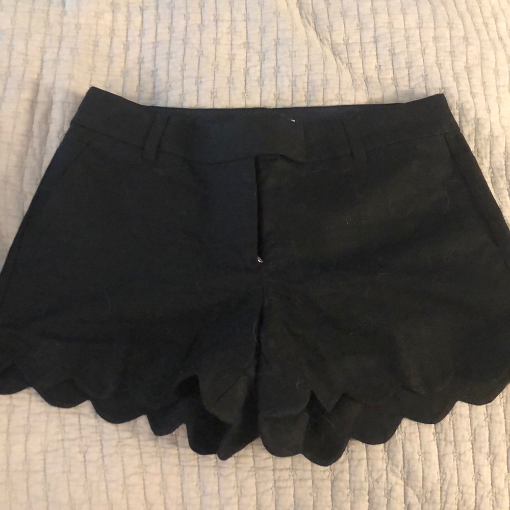 Scallops detail black shorts